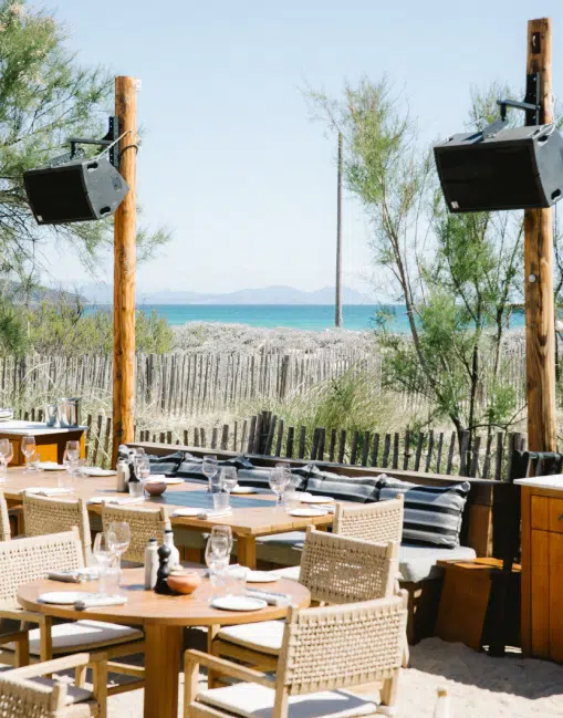 Tables dressées face à la mer et dunes – privatisation restaurant Indie Beach Ramatuelle