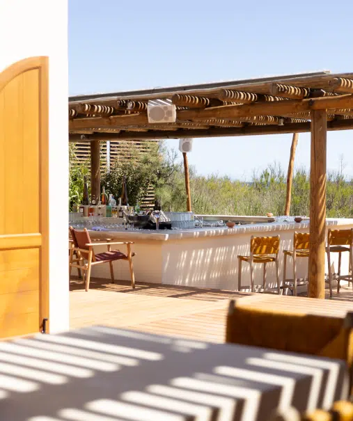 Bar de plage Indie Beach Pampelonne vu depuis l'entrée – transats et comptoir en pierre