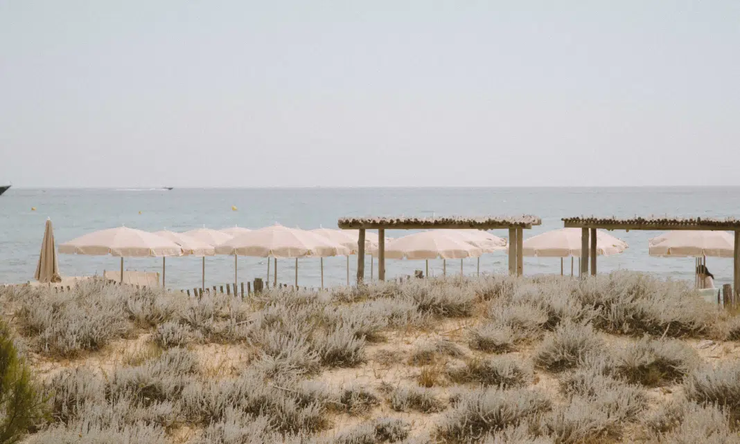 Vue panoramique sur le bar de plage Indie Beach Ramatuelle depuis les dunes de Pampelonne