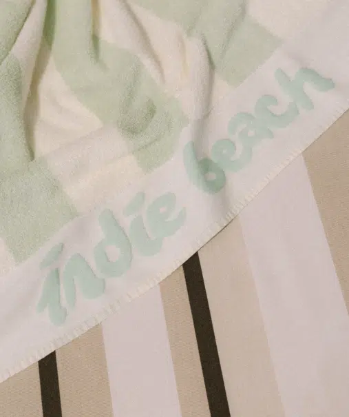 Serviette de plage Indie Beach – plage privée Ramatuelle Pampelonne avec logo brodé