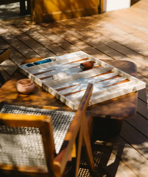 Backgammon sur terrasse bois – ambiance lounge restaurant de plage Pampelonne