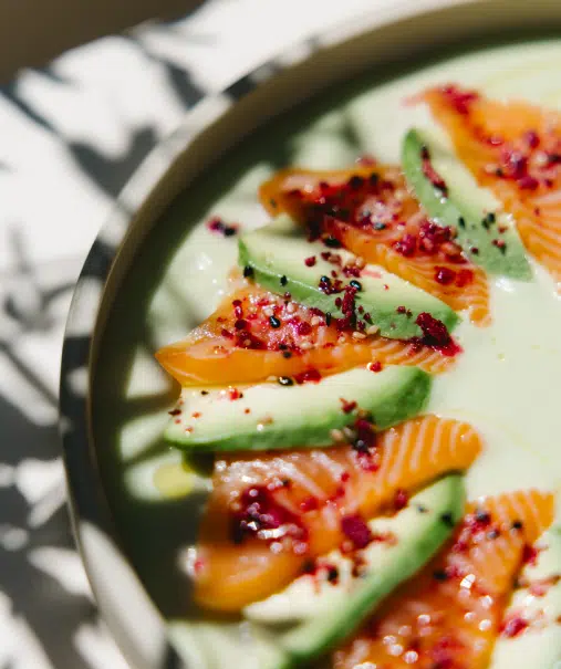 Sashimi de saumon avocat et épices – plat signature du restaurant de plage Pampelonne