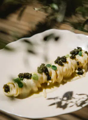 P&acirc;tes au caviar noir &ndash; plat gastronomique du restaurant de plage Pampelonne