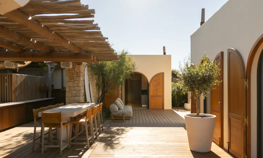 Entr&eacute;e et bar du restaurant de plage Pampelonne, terrasse bois et architecture m&eacute;diterran&eacute;enne
