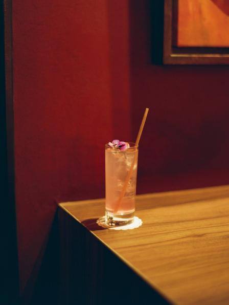 Cocktail fruits rouges du bar Indie Beach Ramatuelle, servi sur comptoir en travertin