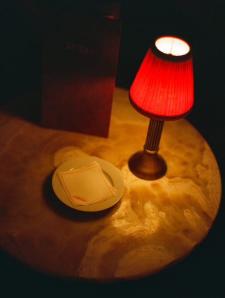Cocktail matcha latte du bar Indie Beach Pampelonne servi sur comptoir pierre au soleil