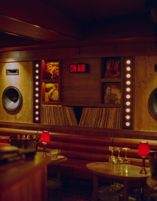 Soirée privée Indie Beach – DJ et néon Love Is Indie Air, privatisation restaurant Pampelonne